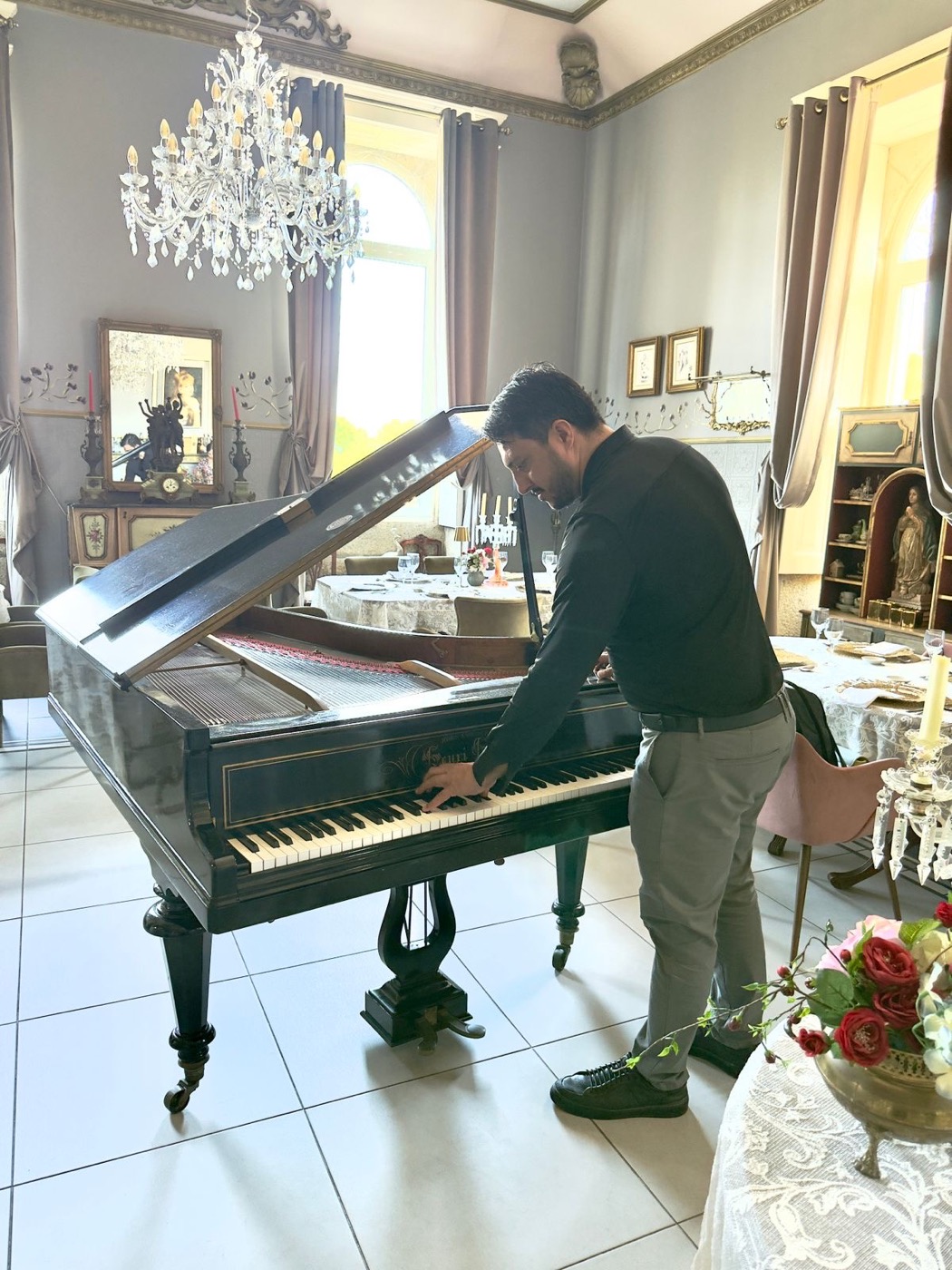 Salão com piano de cauda