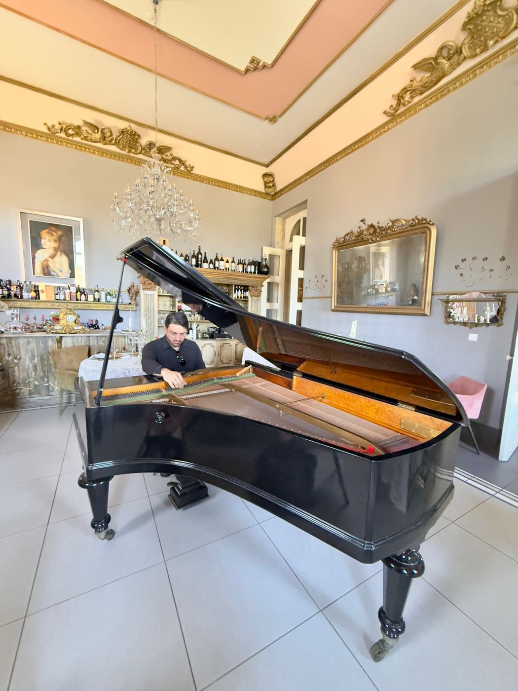 Piano de cauda em salão histórico
