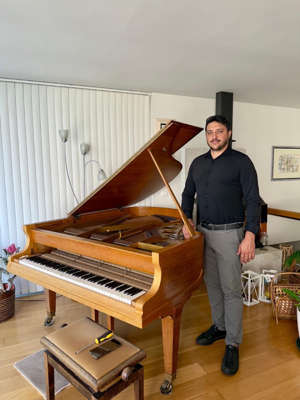 Jazon Mormelo ao lado de um piano de cauda