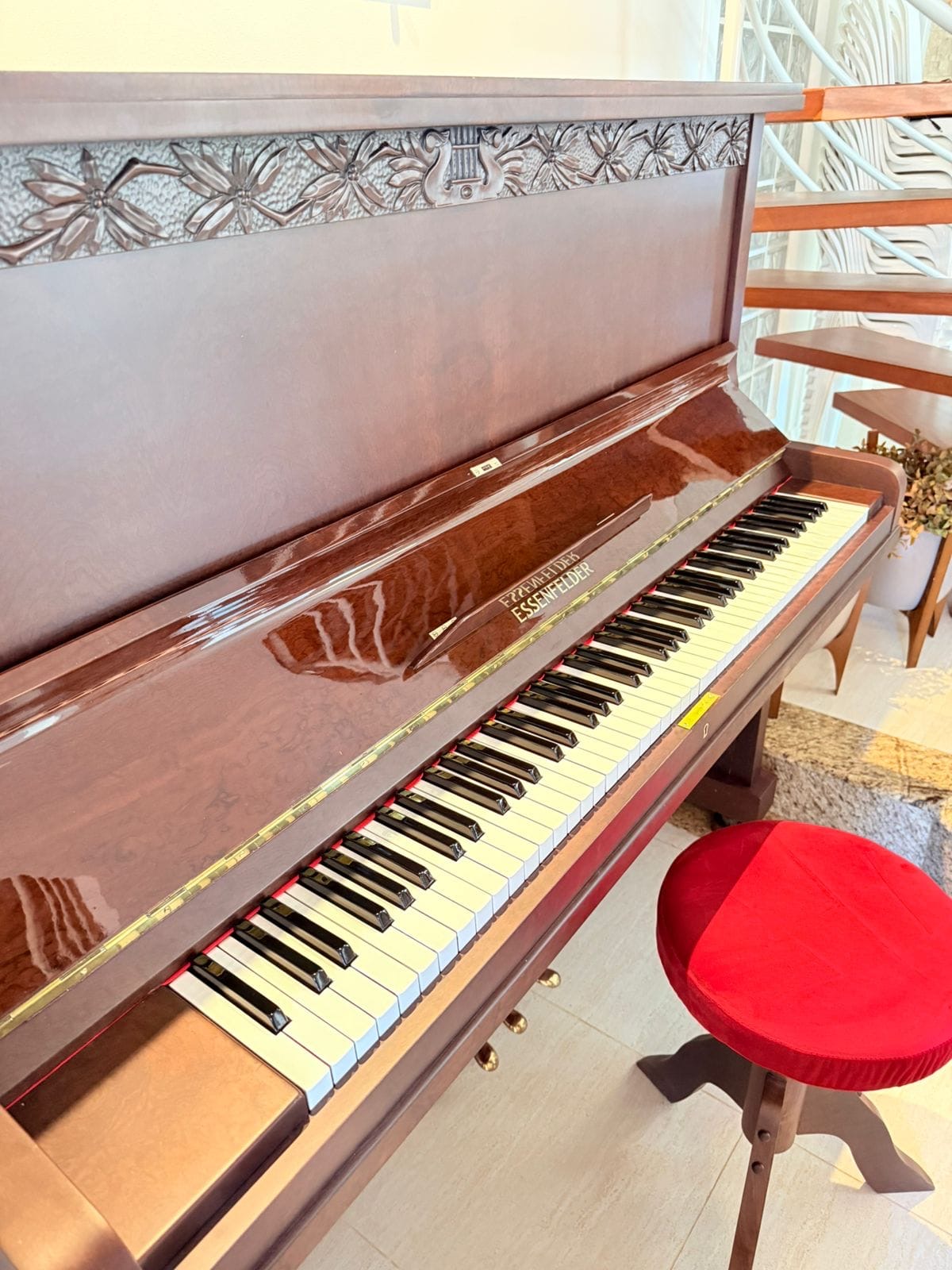 Piano vertical com verniz brilhante e entalhes